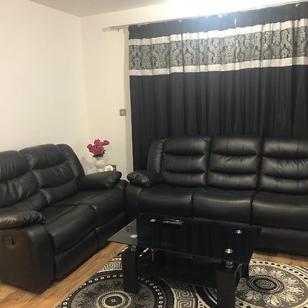 Luxury Kingsize Bedroom With Private Bathroom Northolt  Zewnętrze zdjęcie