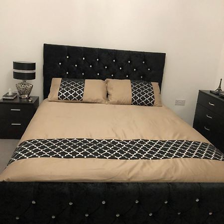 Luxury Kingsize Bedroom With Private Bathroom Northolt  Zewnętrze zdjęcie